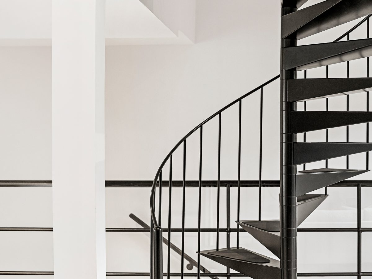 Escalera de acero en interior moderno