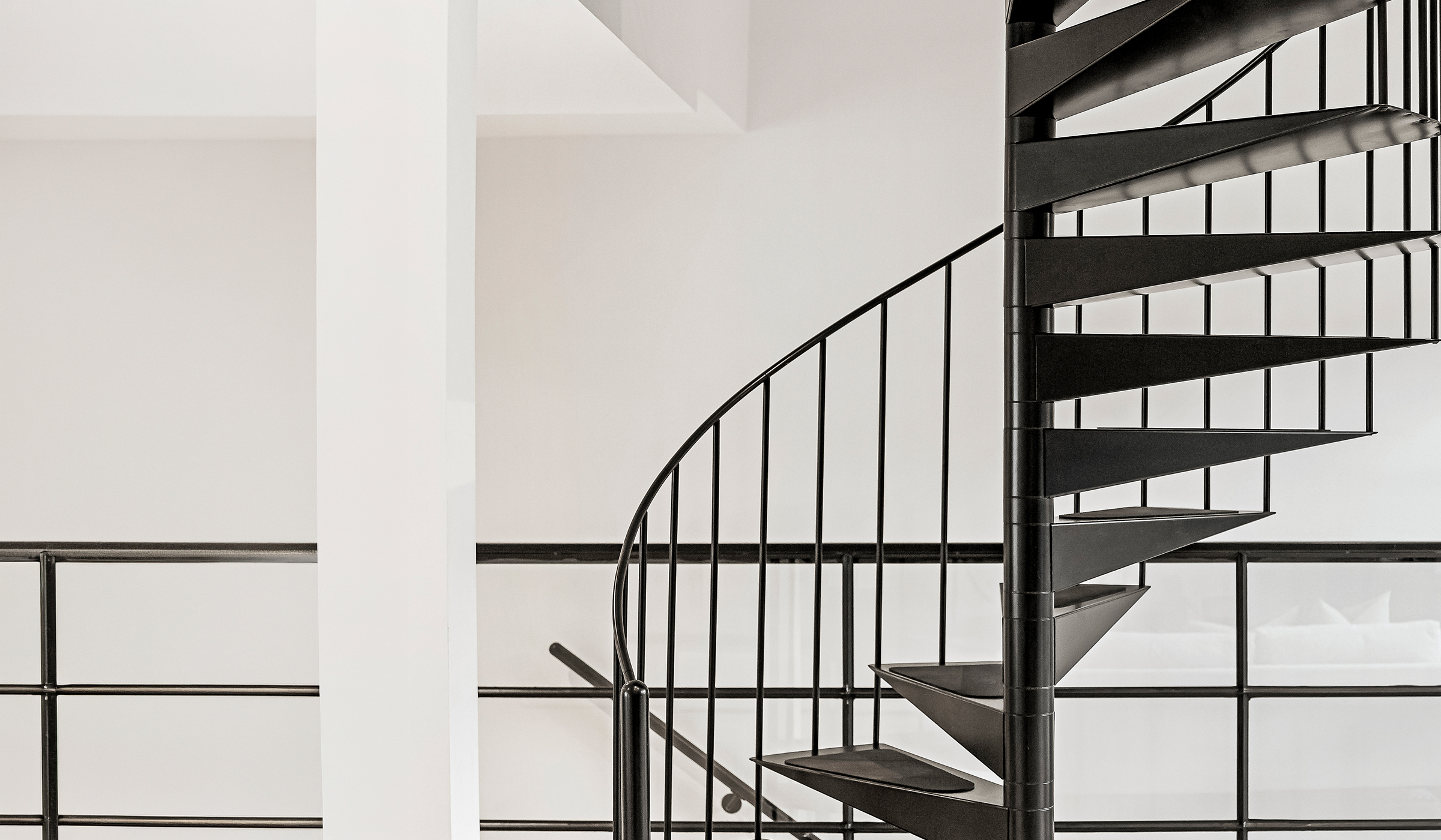 Escalera de acero en interior moderno