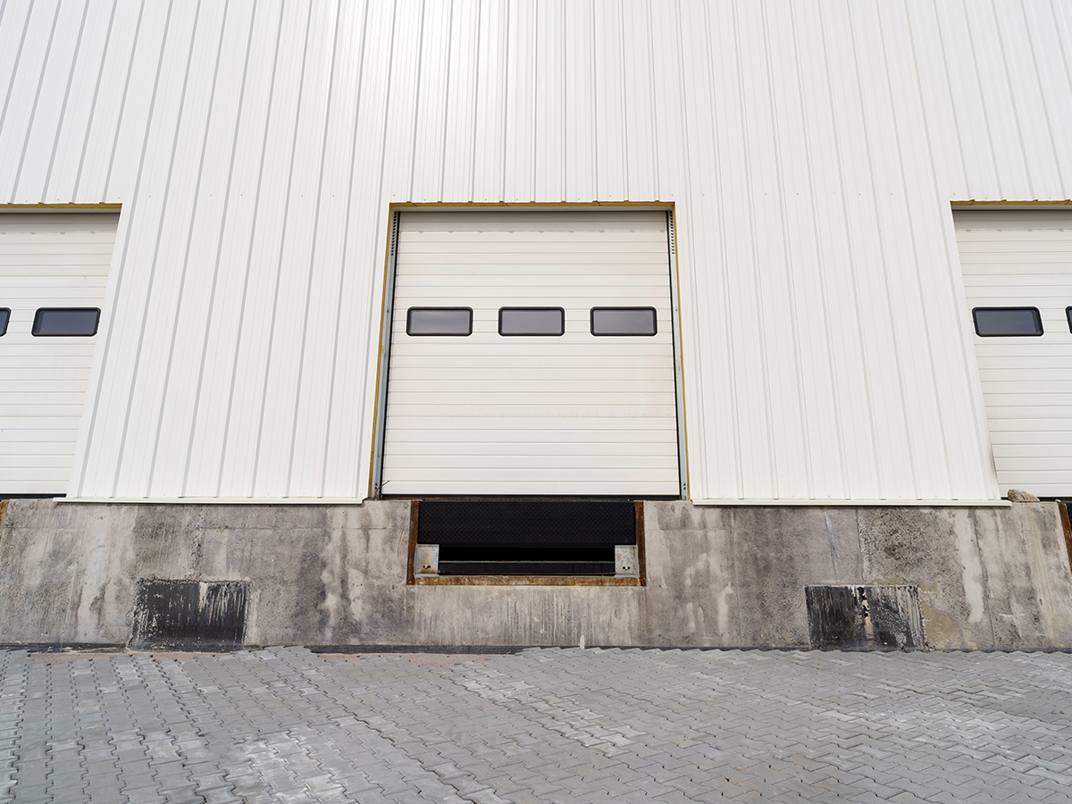 Nave industrial con puerta seccional