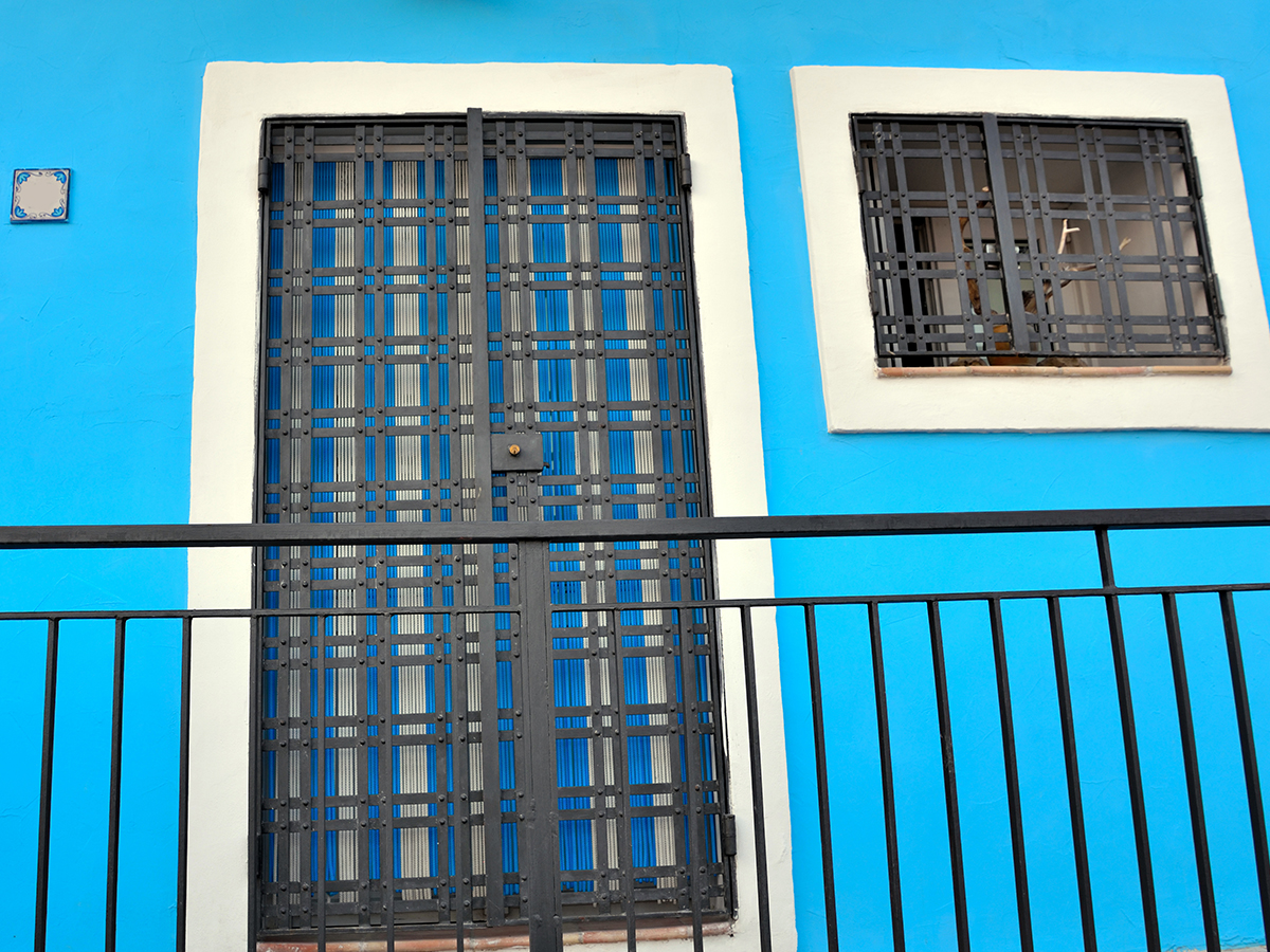 Vivienda con ventanas y rejas